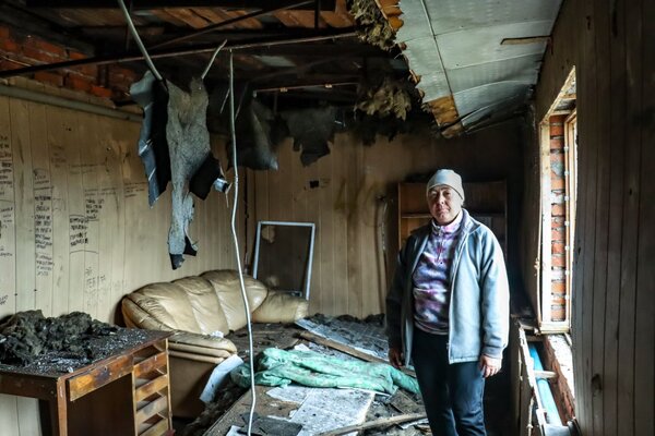 Ukraine: Explosivwaffen, tägliche Bombardierungen und Verseuchung durch Blindgänger isolieren Dörfer, viele ältere Menschen harren in Frontnähe aus