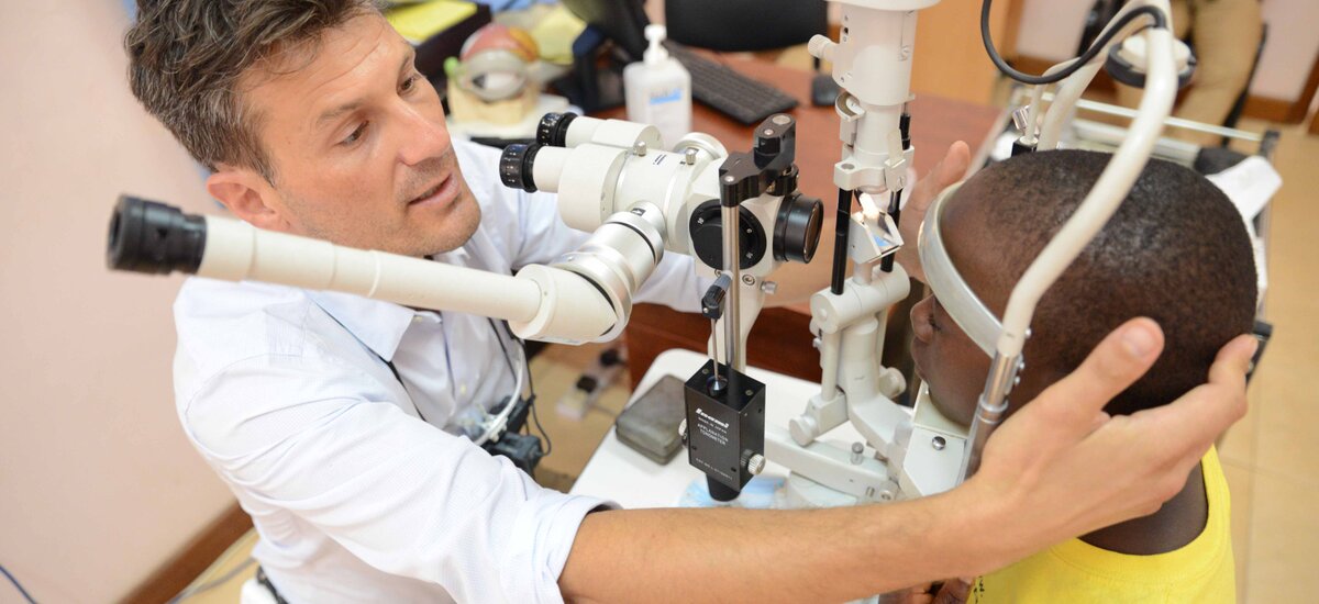 Schweizer Augenchirurg bewahrt in Uganda Menschen vor Erblindung