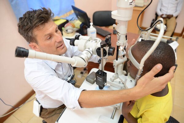 Schweizer Augenchirurg bewahrt in Uganda Menschen vor Erblindung