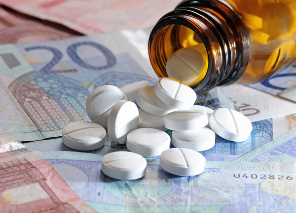 Public Eye demande au Conseil fédéral d’utiliser la licence obligatoire pour lutter contre les prix exorbitants des médicaments