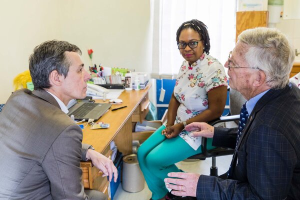 Visite du conseiller fédéral Ignazio Cassis à la clinique VIH de Ruedi Lüthy au Zimbabwe