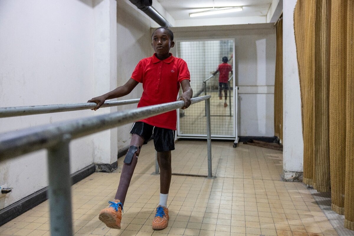 Dieudonné ist 12 Jahre alt und lebt in Kinshasa. Nach einem Brand, als er erst drei Monate alt war, musste ihm das rechte Bein amputiert werden. Dank der Unterstützung von HI erhielt Dieudonné 2022 eine Prothese und wird derzeit in den Universitätskliniken von Kinshasa rehabilitiert. Er kann nun ohne Schwierigkeiten stehen und lernt, ohne die Hilfe seiner Krücken zu gehen. Foto: © T. Freteur /HI<br>