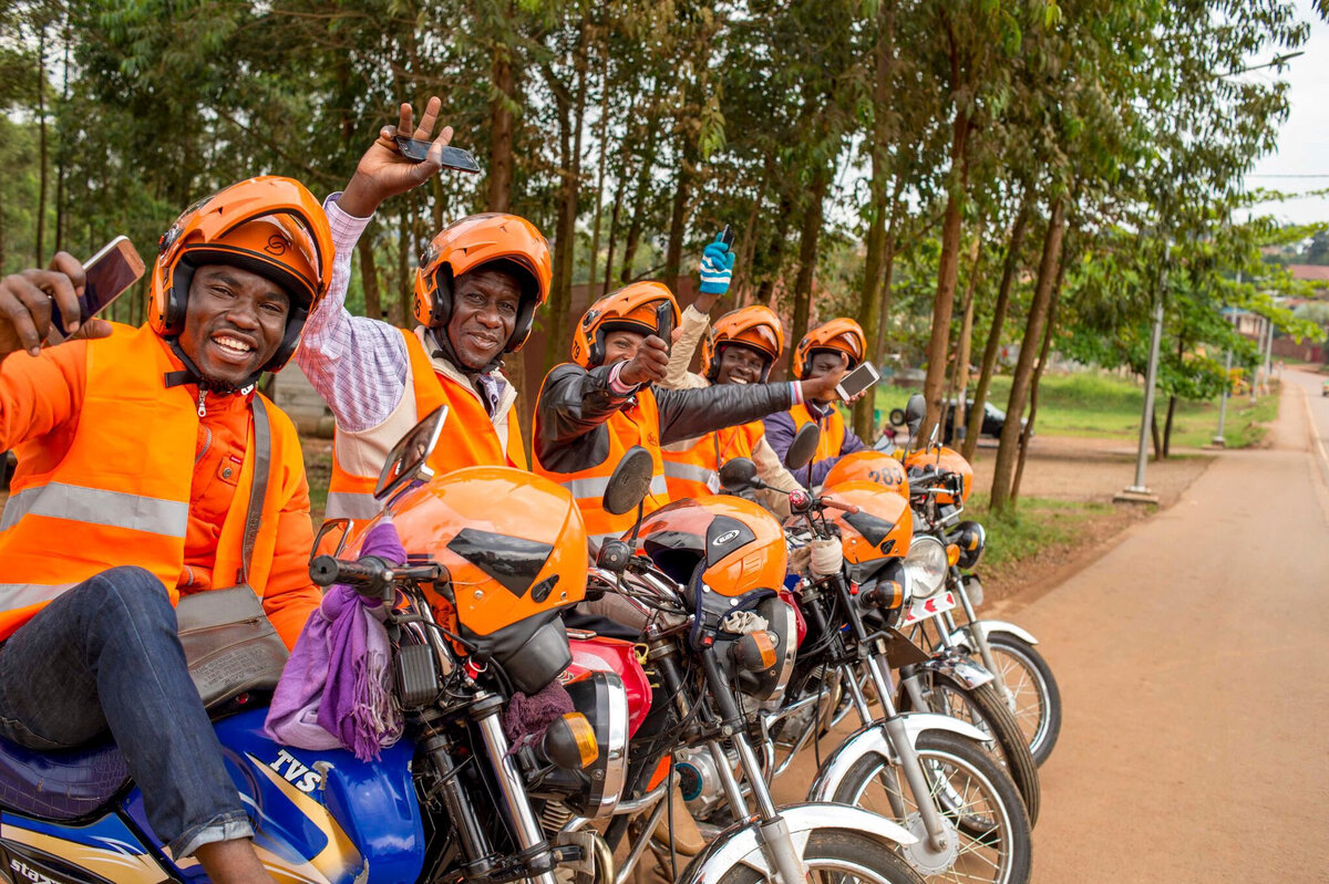 Boda Boda in Uganda liefern die via App bestellten Kondome, Schwangerschaftstests oder Ähnliches, während der Pandemie direkt nach Hause. Foto: © SafeBoda, Uganda<br>