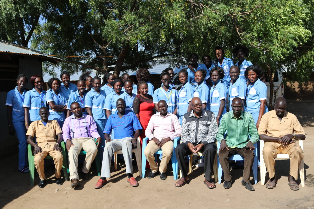 Gruppenfoto der Hebammenschule in Lokichoggio. Foto: © Silvano Yokwe/Mission 21<br>