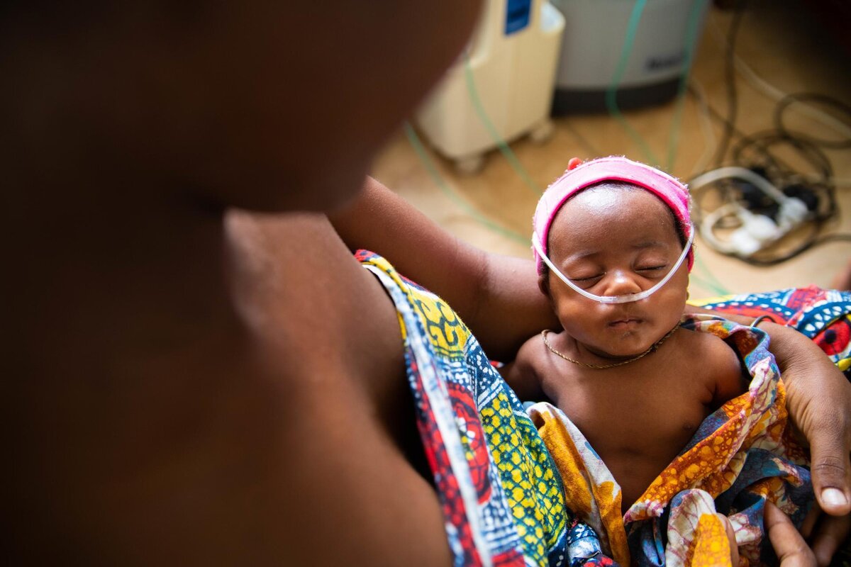Mehr als 50 Frühgeborene werden in der 2019 eröffneten Frühgeborenen-Station am Spital in Lugala, Tansania, pro Monat behandelt. Es kann keine hochtechnisierte Spitzenmedizin angeboten werden und das Sterberisiko für die Kinder bleibt hoch. Darum tragen viele der Neugeborenen auf der Station noch keine Namen. Foto: Roshni Lodhia/SolidarMed/Fairpicture.