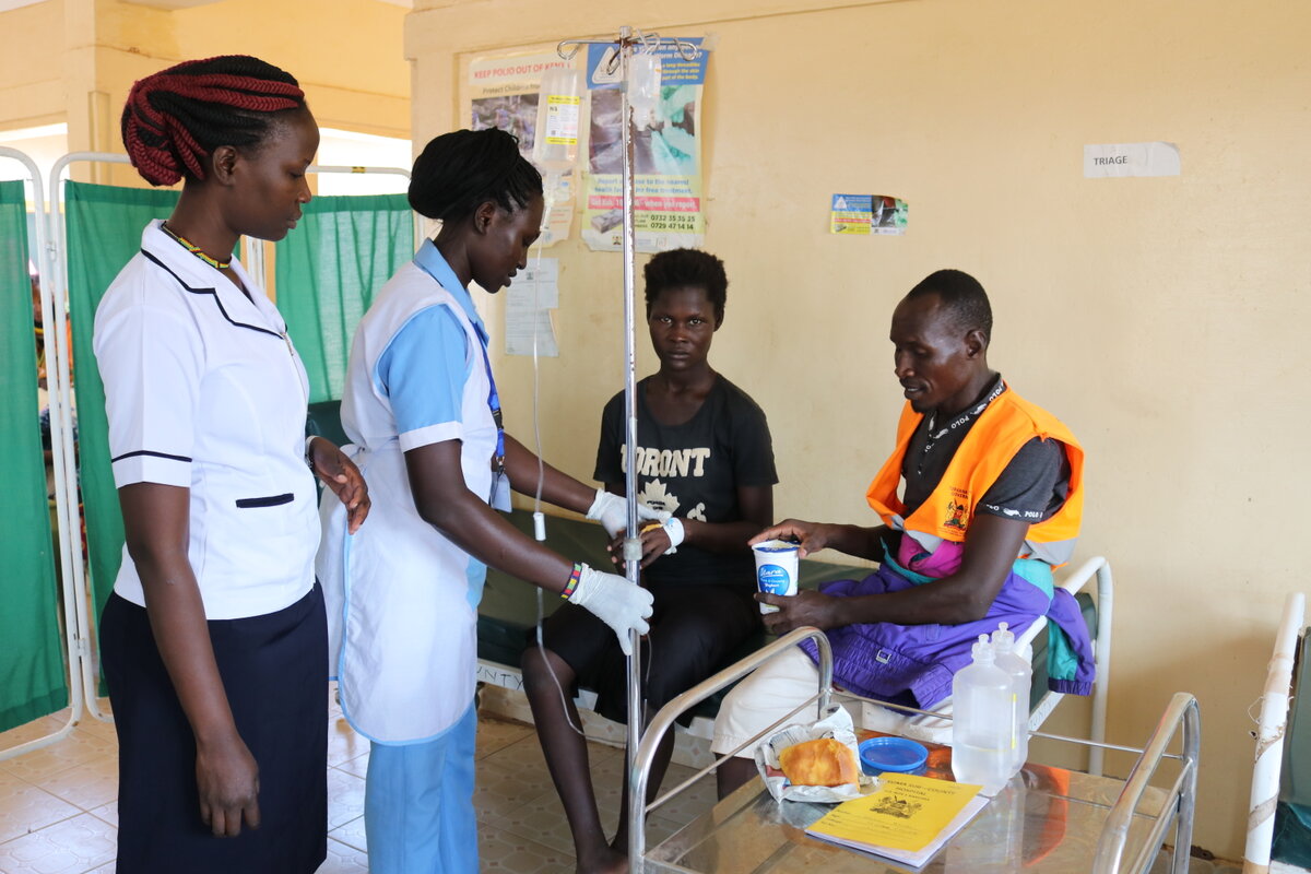 Medizinische Versorgung durch eine Hebamme, Lokichoggio. Foto: © Silvano Yokwe/Mission 21<br>