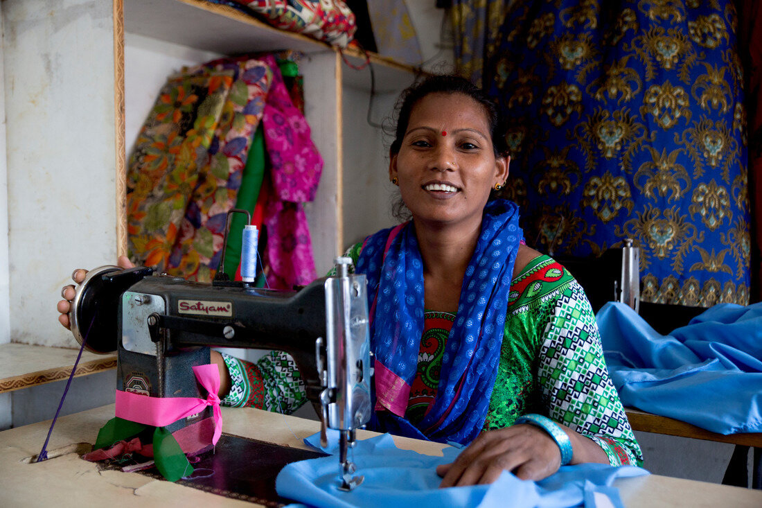 Deu Kumari, ainsi que d'autres femmes handicapées, ont reçu une formation de couture dispensée par la Nepal Disabled Women Association (NDWA). La formation professionnelle lui a été refusée. Aujourd'hui, elle dirige sa propre entreprise et propose des formations à d'autres filles et femmes de sa communauté. Photo: © CBM<br>