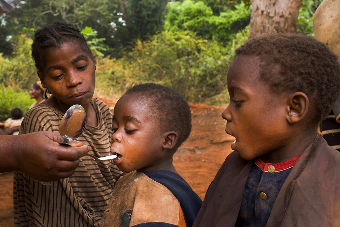 Azithromycin Abgabe im Osten Kameruns. Foto: © FAIRMED