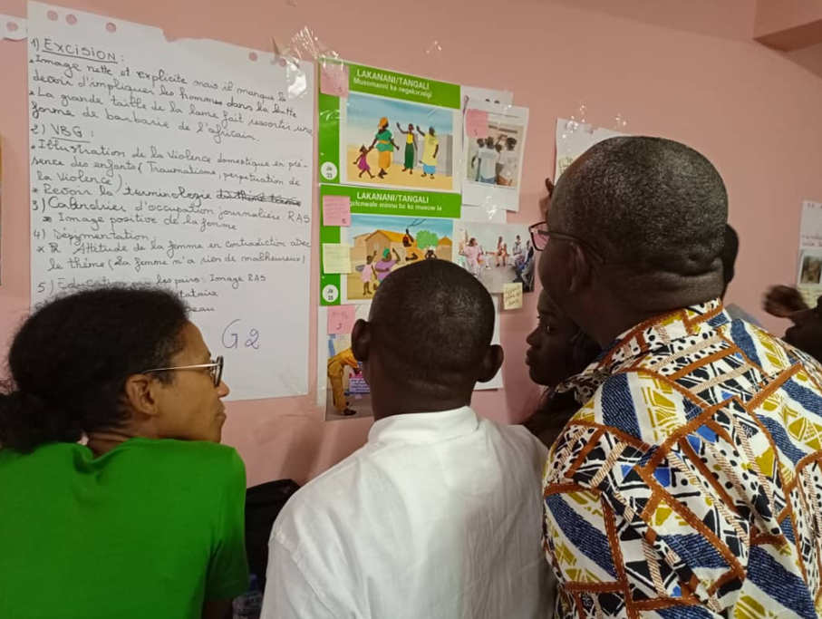 Discussing pictures at the partner meeting on “communication sensible à la discrimination” in Lomé, 2022. Photo: © Bibiane Yoda, Country Representative, Burkina Faso, IAMANEH Schweiz<br>