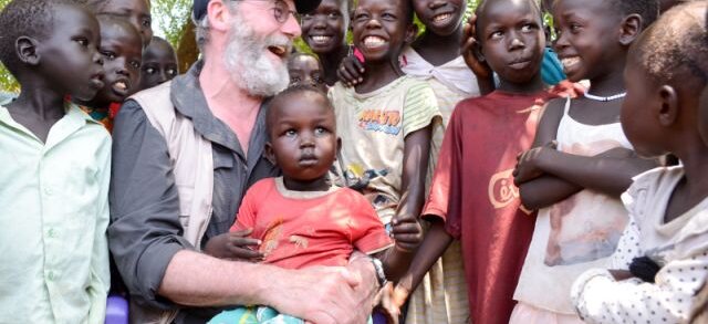 Liam Cunningham besucht World Vision Projekte im Südsudan