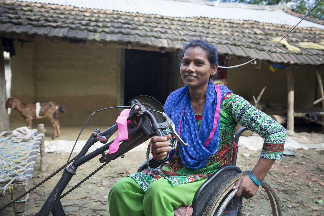 Deu Kumari (39 ans) est une bénéficiaire de l'Association des femmes handicapées du Népal (NDWA), partenaire de CBM. Photo: © CBM<br>