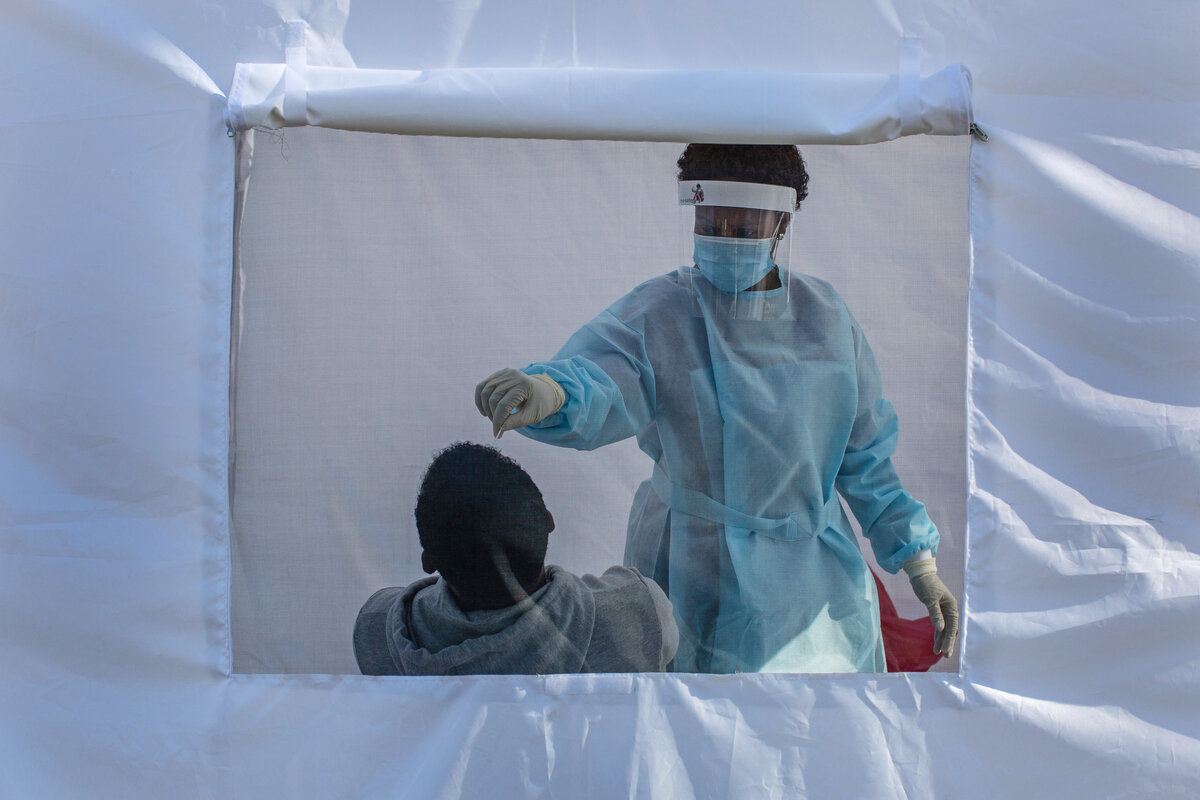 Une infirmière procède au dépistage du Covid-19 sur un migrant  lors d'un test gouvernemental à Mayfair, Johannesburg. Photo: International Monetary Fund/flickr, CC BY-NC-ND 2.0