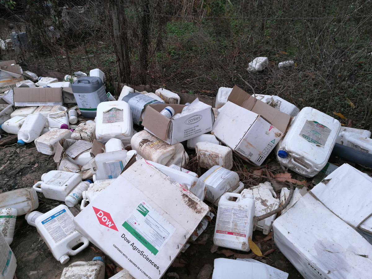Des conteneurs toxiques jonchent les campagnes boliviennes. Photo: © Comundo