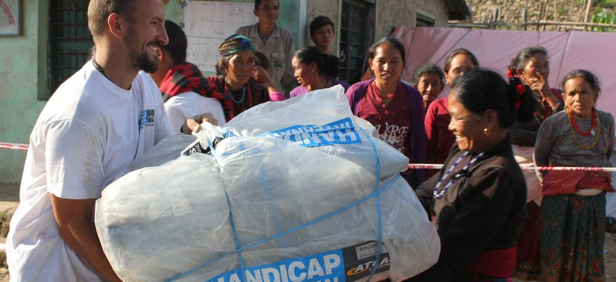 Népal: 1 an après le séisme, Handicap International apporte toujours son aide aux victimes
