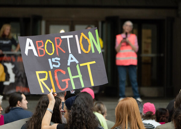 Davantage de protection pour les défenseur·e·x·s du droit à l’avortement