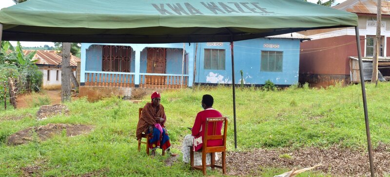Auch alte Menschen in Tansania sollen Zuhause bleiben
